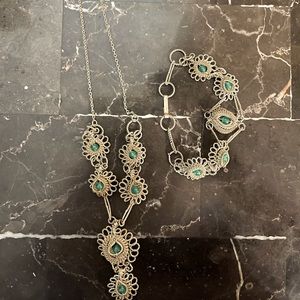 Vintage 40/50s necklace/bracelet/earrings-located